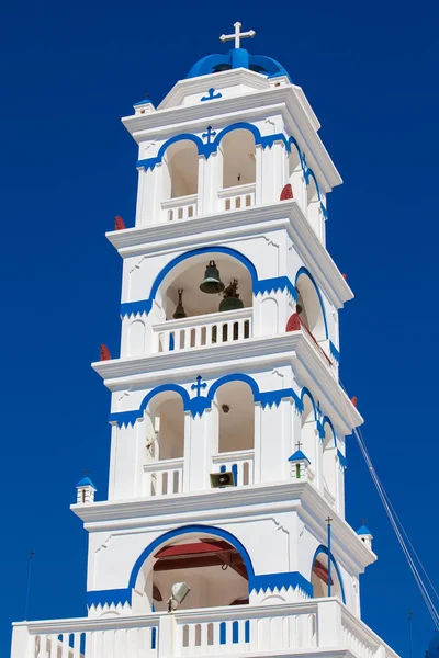 La Iglesia de la Santa Cruz en la plaza central de Perissa en la isla de Santorini — Foto de Stock