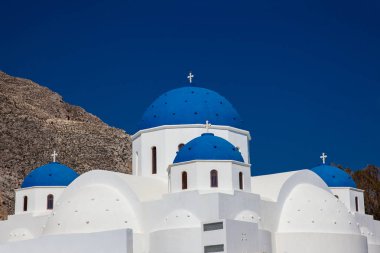 Santorini Adası'nda Perissa merkez meydanında Kutsal Haç Kilisesi