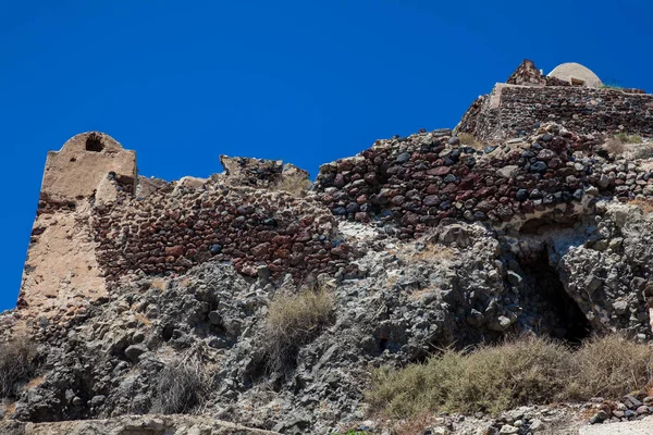 Ruiner av borgen Akrotiri, også kjent som Goulas eller La Ponta, en tidligere venetiansk festning på øya Santorini – stockfoto