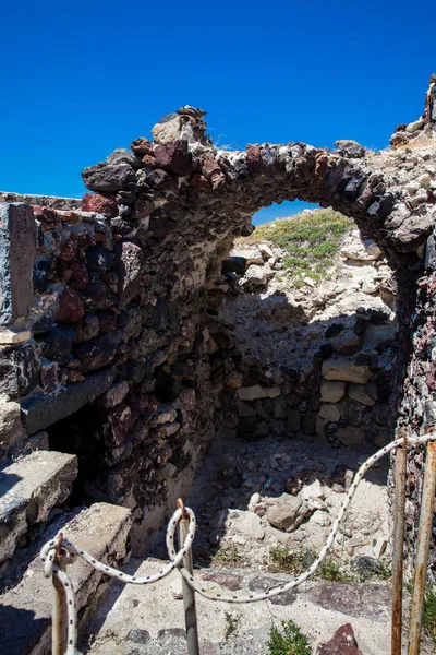 Ερείπια του κάστρου του Ακρωτηρίου, γνωστό και ως γκούλας ή Λα Πόντα, ένα πρώην ενετικό κάστρο στο νησί της Σαντορίνης — Φωτογραφία Αρχείου