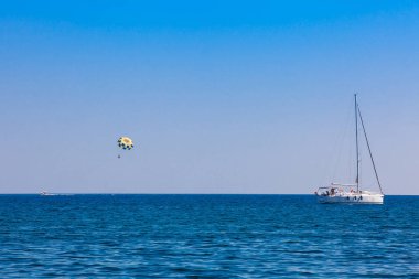 Santorini Adası'nda Perissa köy plajda Parasailing