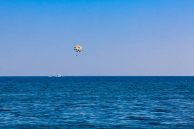 Santorini Adası'nda Perissa köy plajda Parasailing