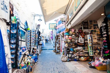 Santorini Adası'ndaki Perissa plajındaki mağazalar