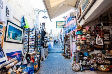 Santorini Adası'ndaki Perissa plajındaki mağazalar
