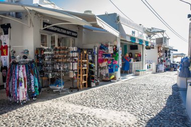 Santorini Adası'ndaki Perissa plajındaki mağazalar