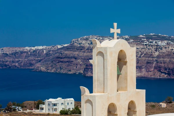 Vista del mar Egeo y un campanario tradicional desde las ruinas del Castillo de Akrotiri —  Fotos de Stock