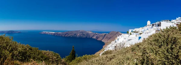 Panoramiczny widok na wioskę Imerovigli, Morze Egejskie i miasto Oia od szlaku spacerowego nr 9 między miastami Fira i Oia na wyspie Santorini — Zdjęcie stockowe