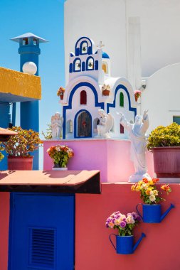 Santorini geleneksel kiliselerin küçük bir kopyası ile Akrotiri güzel ev