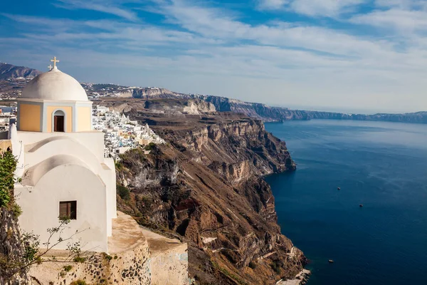 El mar Egeo y la Iglesia Católica de St. Stylianos en la ciudad de Fira en la isla de Santorini —  Fotos de Stock