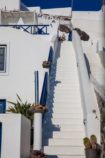 Hermosa arquitectura en blanco y azul en la isla de Santorini — Foto de Stock