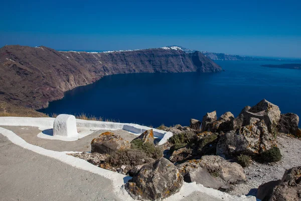 Los hermosos paisajes vistos desde el sendero número nueve entre las ciudades de Fira y Oia en la isla de Santorini —  Fotos de Stock