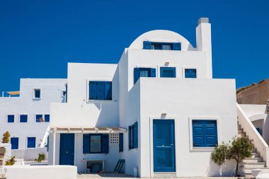 Santorini Adası 'ndaki güzel beyaz evler ve binalar