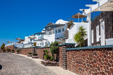Santorini Adası 'ndaki güzel beyaz evler ve binalar