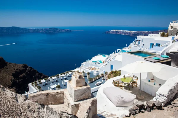 Hermosas casas blancas y edificios en Isla de Santorini —  Fotos de Stock