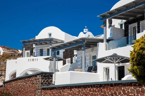 Hermosas casas blancas y edificios en Isla de Santorini — Foto de Stock