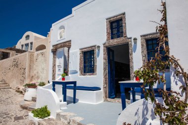 Santorini Adası 'ndaki güzel beyaz evler ve binalar