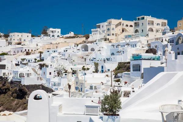 Beautiful white houses and buildings in Santorini Island — Stock Photo, Image