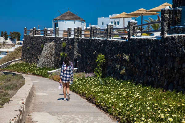 Pareja en el sendero número 9 entre las ciudades de Fira y Oia en la isla de Santorini — Foto de Stock