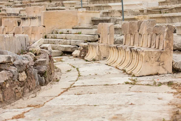 Detail der Bestuhlung des Theaters des Dionysus eleuthereus, das am Fuße der athenischen Akropolis aus dem 6. Jahrhundert v. Chr. erbaut wurde — Stockfoto