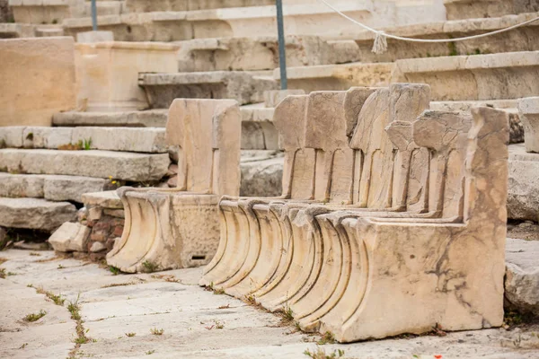 Detail der Bestuhlung des Theaters des Dionysus eleuthereus, das am Fuße der athenischen Akropolis aus dem 6. Jahrhundert v. Chr. erbaut wurde — Stockfoto