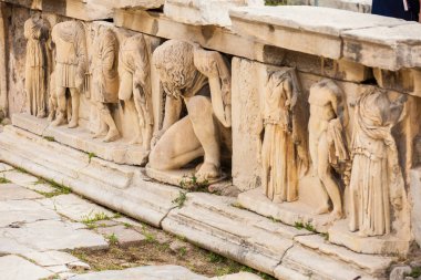Atina 'nın büyük tiyatrosu Dionysus Eleuthereus' u dekore eden ve Atina Akropolü 'nün eteklerinde M.Ö. 6. yüzyıla dayanan dünyanın ilk tiyatrosu kabul edilen kabartmaların ayrıntıları.