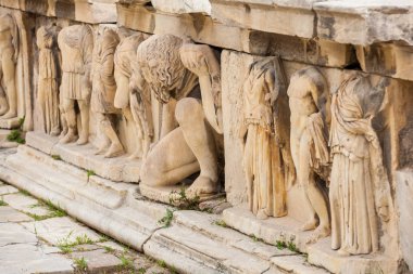 MÖ 6. yüzyıldan kalma Atinalı Akropolis 'in eteğinde inşa edilen Dionysus Eleuthereus Tiyatrosu' nu dekore eden kabartmaların ayrıntıları.