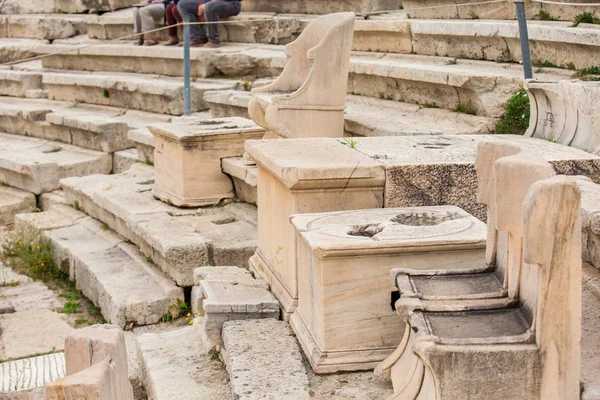 Detail der Bestuhlung des Theaters des Dionysus eleuthereus, das am Fuße der athenischen Akropolis aus dem 6. Jahrhundert v. Chr. erbaut wurde — Stockfoto