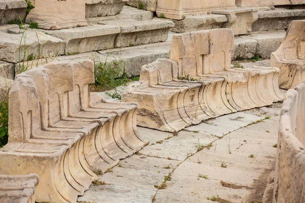 기원전 6 세기의 것으로 추정되는 아테네 아크로폴리스 기슭에 건설 된 디오니소스 엘 레우에 있는 극장의 좌석 세부 묘사 — 스톡 사진