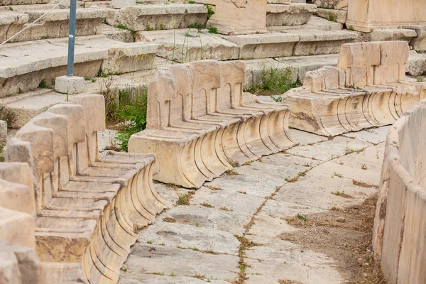 Detail der Bestuhlung des Theaters des Dionysus eleuthereus, das am Fuße der athenischen Akropolis aus dem 6. Jahrhundert v. Chr. erbaut wurde — Stockfoto