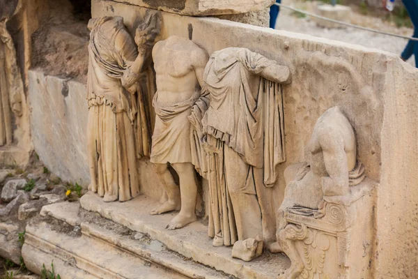 Detalj av reliefer som pryder teatern Dionysus Eleuthereus byggdes vid foten av den atenska Akropolis daterad till 6: e århundradet f.Kr. — Stockfoto