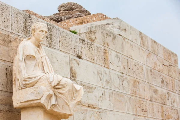 The statue of the dramatist Menander at the Theatre of Dionysus Eleuthereus built at the foot of the Athenian Acropolis dated to the 6th century BC — Stock Photo, Image