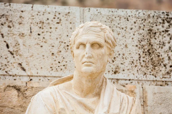 La estatua del dramaturgo Menandro en el Teatro de Dioniso Eleuterio construida al pie de la Acrópolis ateniense data del siglo VI a.C. — Foto de Stock