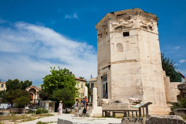 Tourists visiting the Tower of the Winds an octagonal Pentelic marble clocktower in the Roman Agora in Athens constructed in the 2nd century BC — Stock Photo, Image