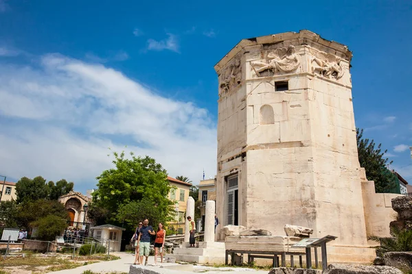 Tourists visiting the Tower of the Winds an octagonal Pentelic marble clocktower in the Roman Agora in Athens constructed in the 2nd century BC — Stock Photo, Image