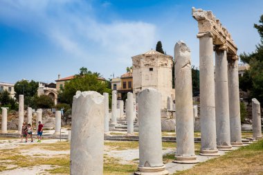 Atina 'daki Akropolis' in kuzeyinde yer alan Roma Agora 'daki antik harabeleri ziyaret eden turistler