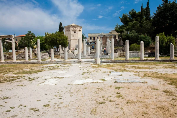 アテネのアクロポリスの北に位置するローマのアゴラの古代遺跡を訪れる観光客 — ストック写真