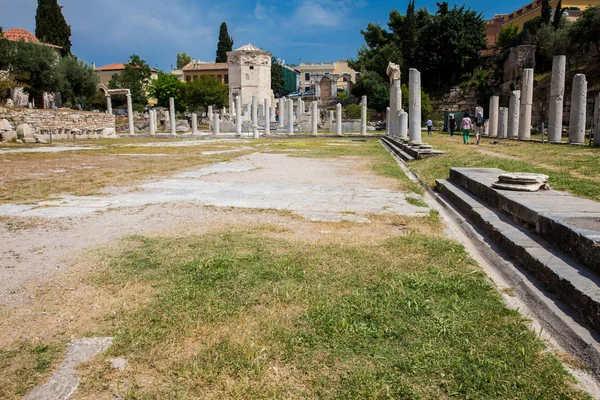 Touristen besuchen die antiken Ruinen der römischen Agora nördlich der Akropolis in Athen — Stockfoto