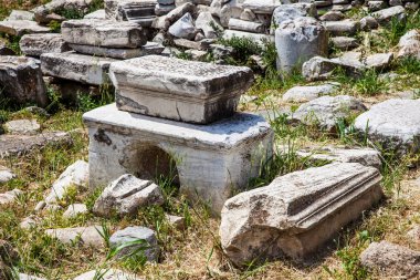 Atina 'daki Akropolis' in kuzeyinde yer alan Roma Agora 'daki antik harabelerin ayrıntıları