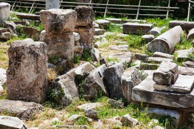 Atina 'daki Akropolis' in kuzeyinde yer alan Roma Agora 'daki antik harabelerin ayrıntıları