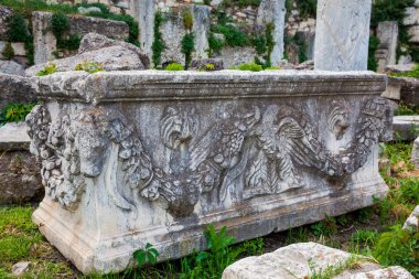 Atina 'daki Akropolis' in kuzeyinde yer alan Roma Agora 'daki antik harabelerin ayrıntıları