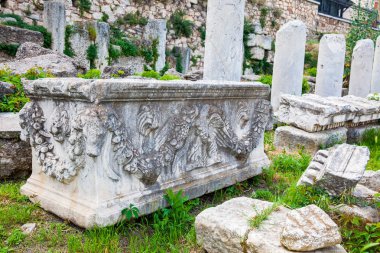 Atina 'daki Akropolis' in kuzeyinde yer alan Roma Agora 'daki antik harabelerin ayrıntıları