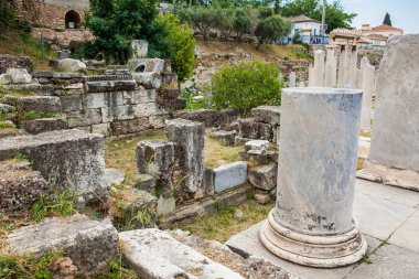 Atina 'daki Akropolis' in kuzeyinde yer alan Roma Agora 'daki antik harabelerin ayrıntıları