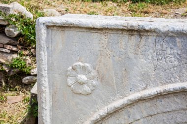 Atina 'daki Akropolis' in kuzeyinde yer alan Roma Agorası 'ndaki antik kalıntıların ayrıntıları