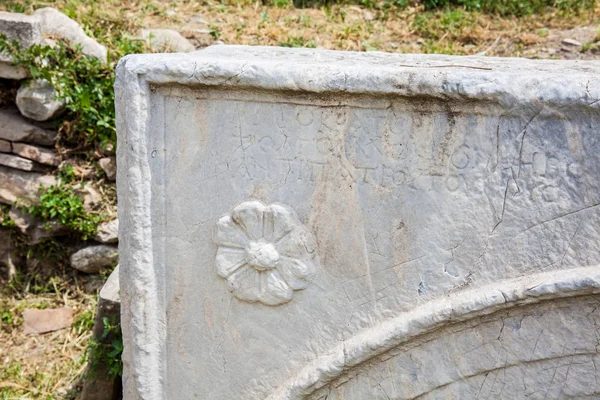 Detail of the carvings at the ancient ruins on the Roman Agora located to the north of the Acropolis in Athens — Stock Photo, Image