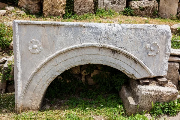 Detalle de las tallas en las ruinas antiguas del Ágora romano situadas al norte de la Acrópolis en Atenas — Foto de Stock