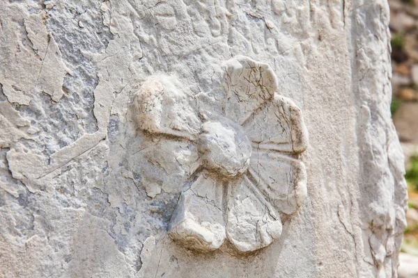 아테네의 아크로폴리스 북쪽에 있는 로마 시대의 아고라 유적에 있는 조각품들의 세부 묘사 — 스톡 사진