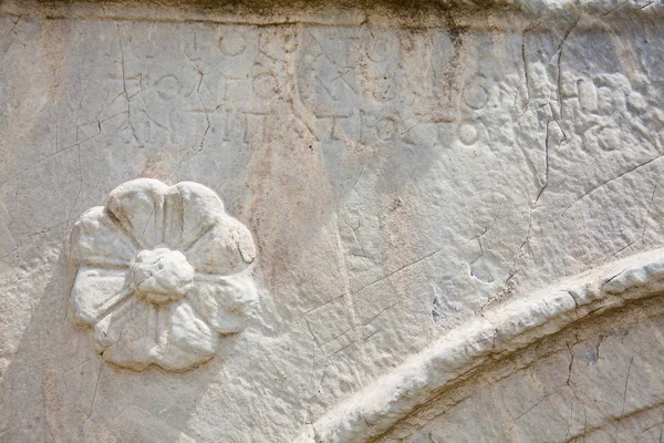 Dettaglio delle incisioni sulle antiche rovine dell'Agorà romana situata a nord dell'Acropoli di Atene — Foto Stock