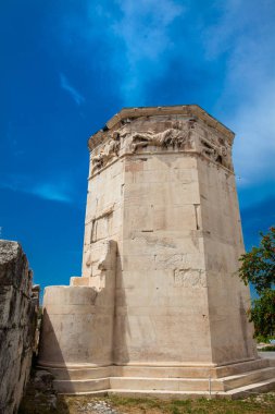 Rüzgarlar Kulesi, Atina 'daki Roma Agora' da M.Ö. 2. yüzyılda inşa edilmiş sekizgen bir Pentelik mermer saat kulesi.