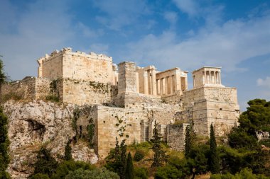 Akropolis, Atina 'daki Areopagus Tepesi' nden güzel bir bahar günü görüldü