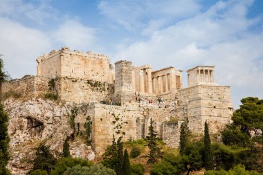 Atina 'daki Areopagus Tepesi' nden güzel bir bahar günü Akropolis 'i ziyaret eden turistler görülüyor